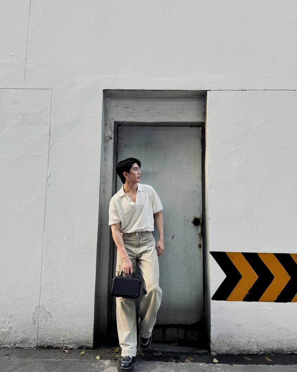 outfit loose pants jeans ala Sea Tawinan (instagram.com/sea_tawinan)