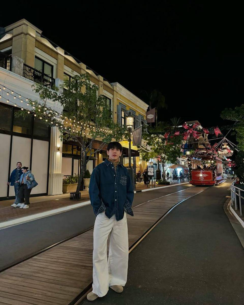 outfit loose pants jeans ala Sea Tawinan (instagram.com/sea_tawinan)