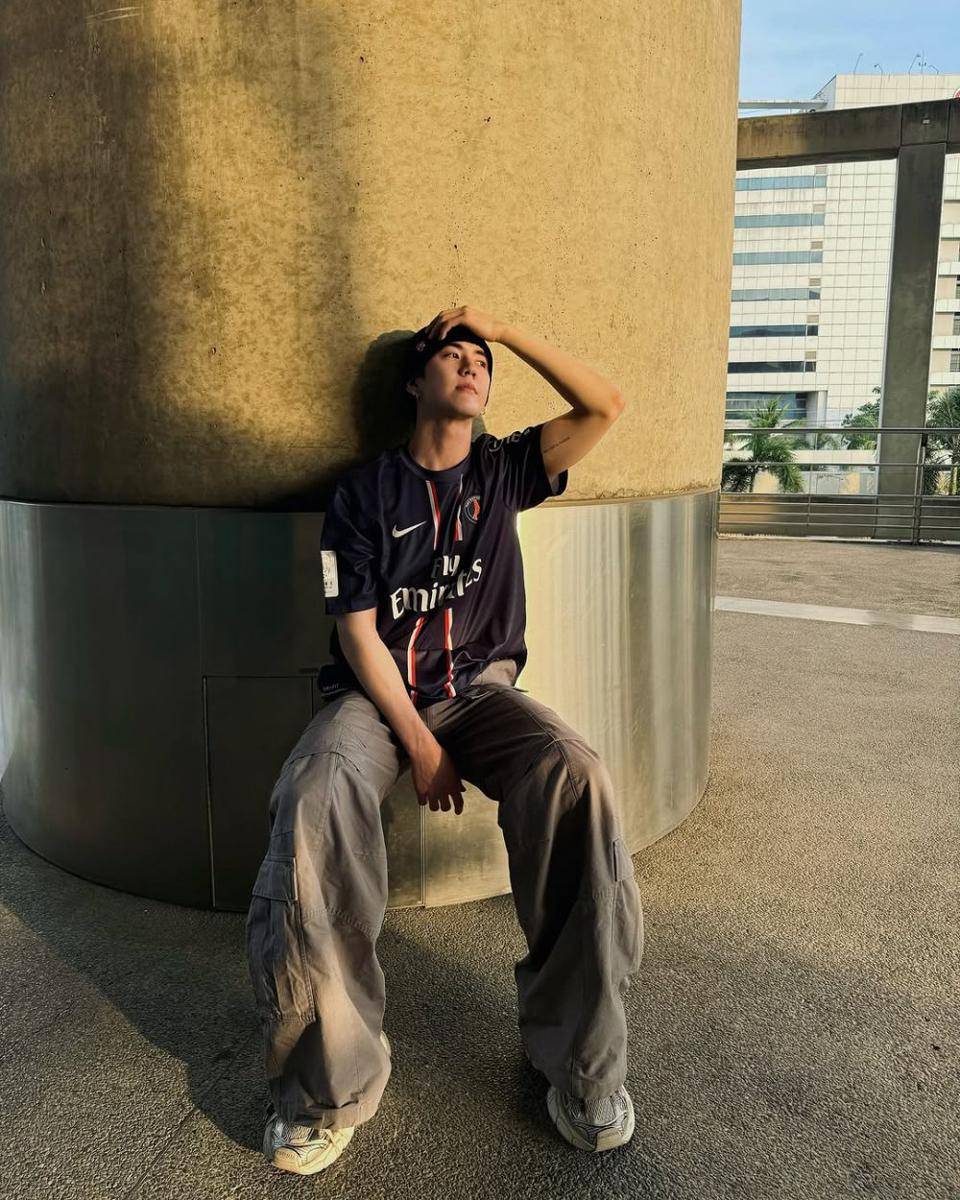 outfit loose pants jeans ala Sea Tawinan (instagram.com/sea_tawinan)
