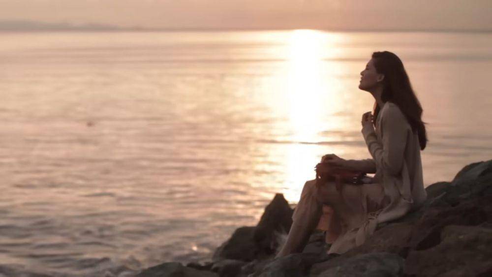 Monica Tahalea di MV Memulai Kembali (Youtube.com/channel/Monica Tahalea)