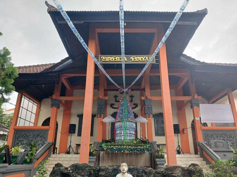 Pohon Natal di GKPB Singaraja dari Botol Plastik Bekas