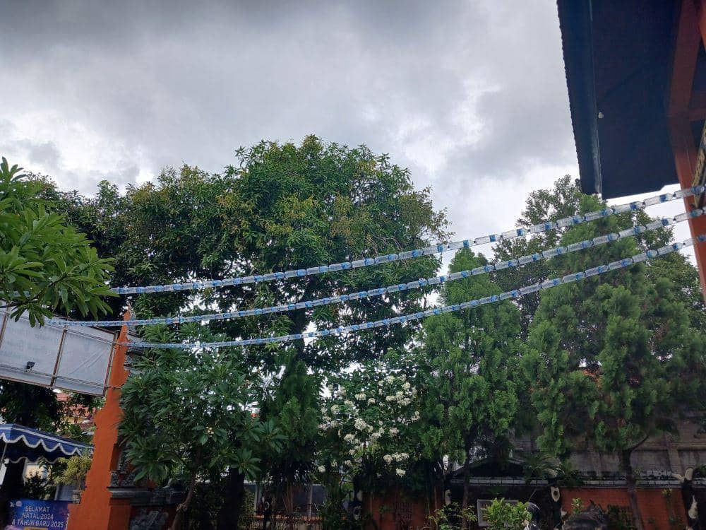 Hiasan dari botol plastik bekas di Gereja Kristen Protestan Bali, Singaraja. (Dok.GKPB Singaraja)