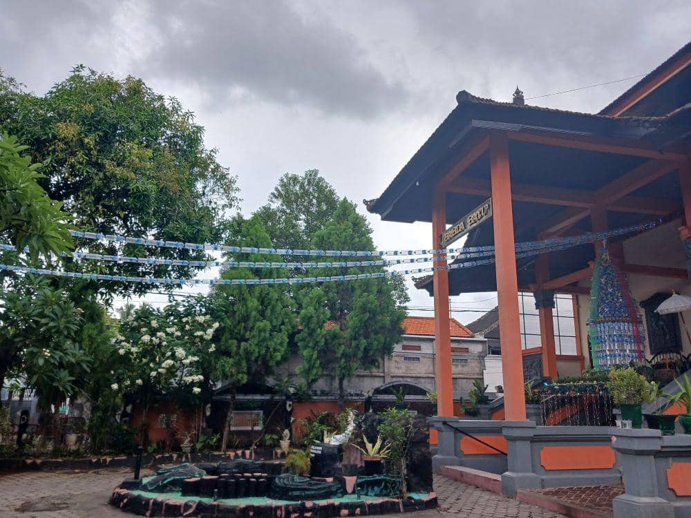 Pohon natal dan hiasannya dari botol plastik bekas. (Dok.GKPB Singaraja)