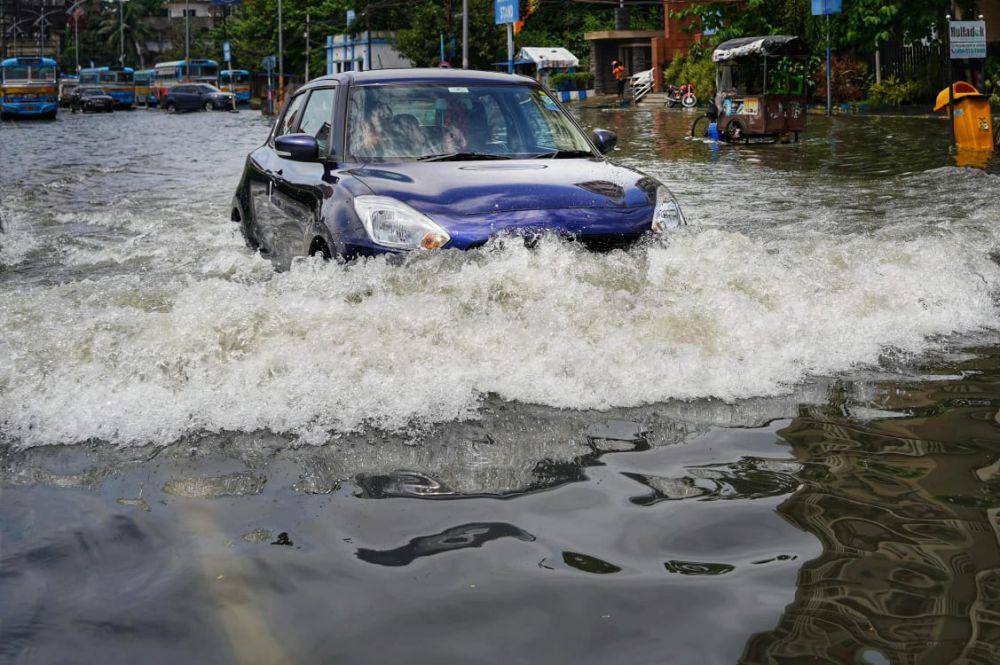 ilustrasi melalui banjir menggunakan mobil matic (pexels.com/dibakar roy)