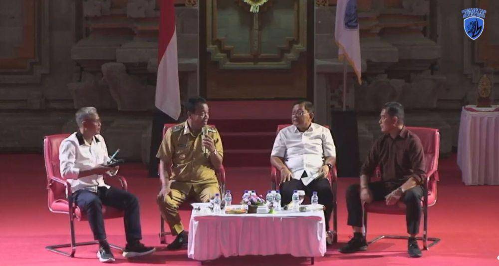 PJ Bupati Buleleng serta Bupati dan Wakil Bupati Buleleng terpilih dalam diskusi Menitip Asa Untuk Pemimpin Baru. (Facebook.com/Komunitas Jurnalis Buleleng)