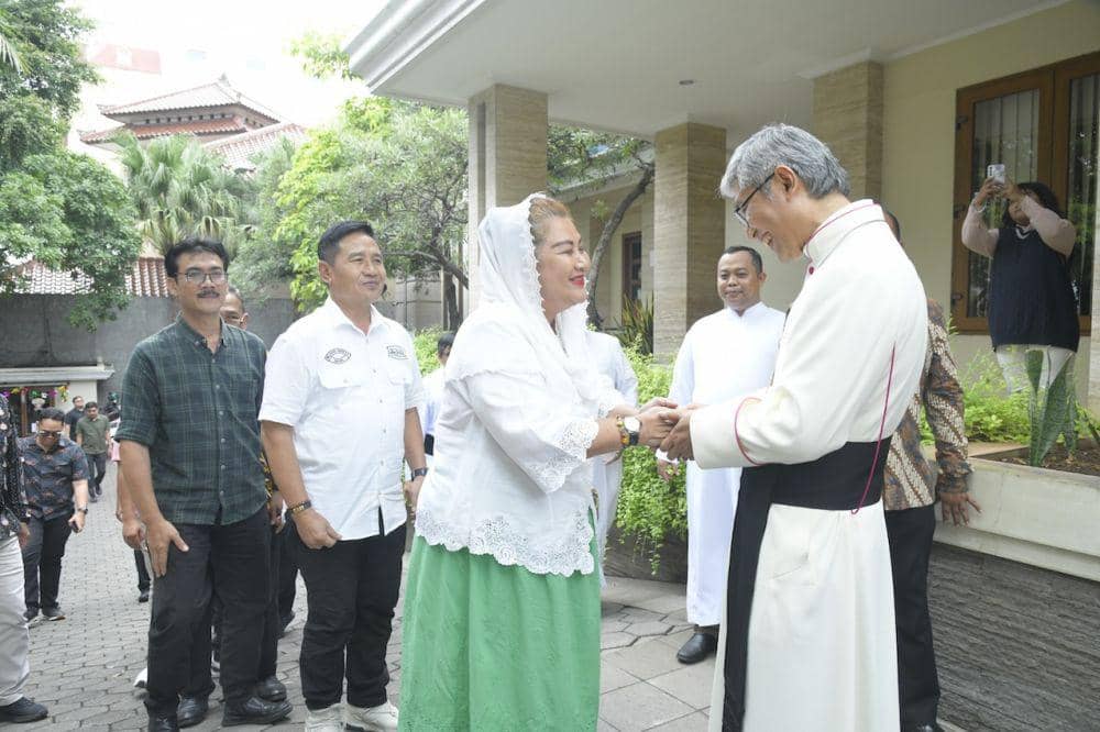 Wali Kota Semarang, Hevearita Gunaryanti Rahayu dan jajaran Pemkot Semarang berkunjung di Keuskupan Agung Semarang saat perayaan Natal, Rabu (25/12/2024). (dok. Pemkot Semarang)