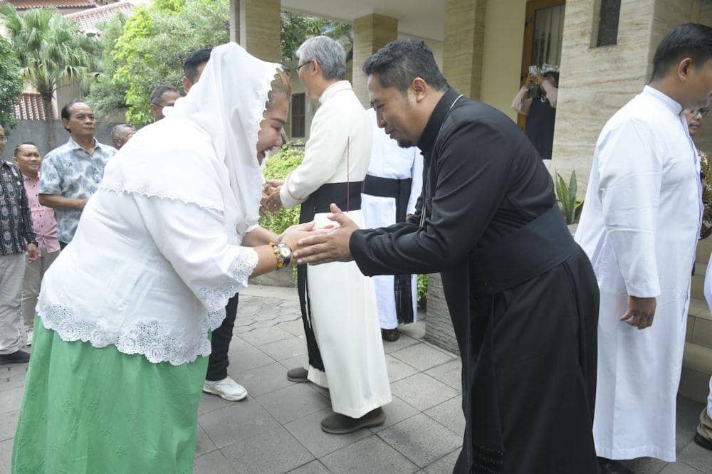 Wali Kota Semarang, Hevearita Gunaryanti Rahayu dan jajaran Pemkot Semarang berkunjung di Keuskupan Agung Semarang saat perayaan Natal, Rabu (25/12/2024). (dok. Pemkot Semarang)