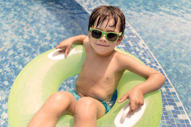 Anak bersantai di kolam renang. Freepik.