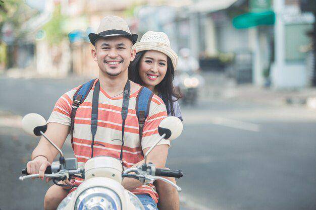 Ilustrasi wisatawan naik motor. Freepik.