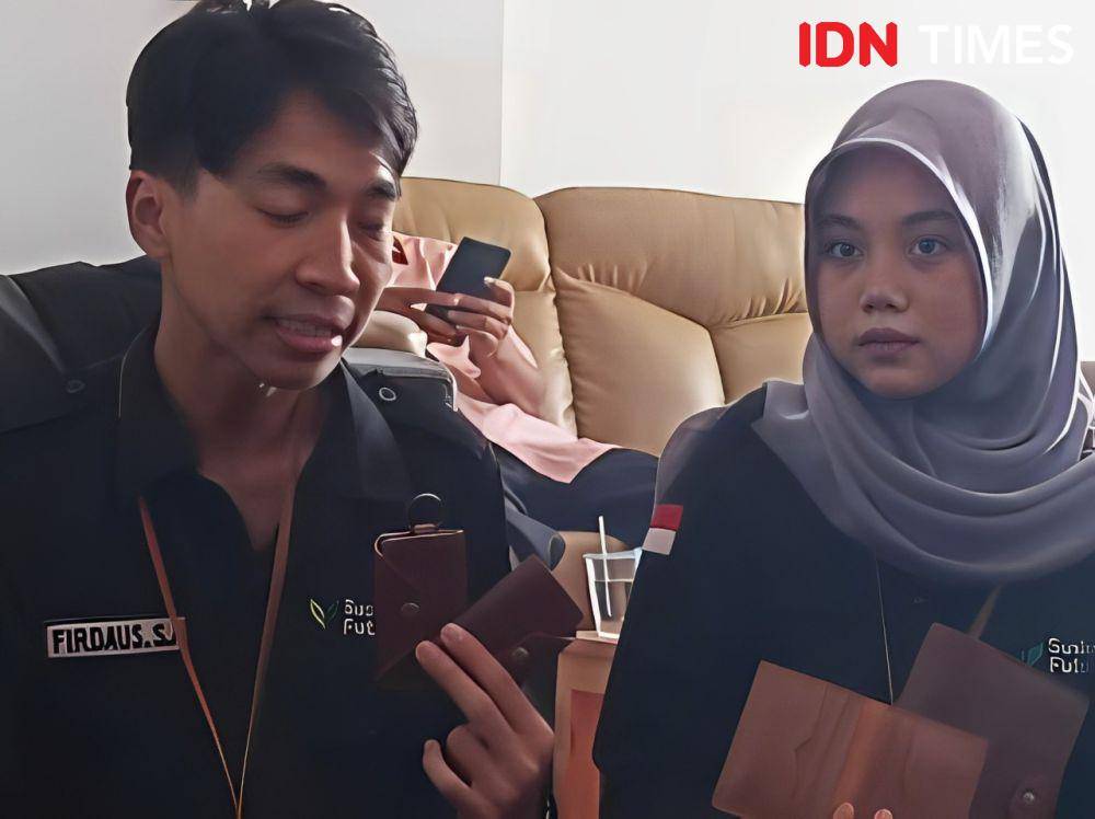Firdaus (kiri) dan Shakira (kanan), dua mahasiswa STMIK Komputama Majenang saat menjelaskan pemanfaatan pelepah pohon pisang sambil memegang hasil produksi berupa dompet, dan tempat id card,Kamis (26/12/2024).(IDN Times/Cokie Sutrisno)