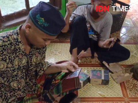 Proses pembuatan dompet dengan memanfaatkan sumber daya yang ada, Kamis (26/12/2024).(IDN Times/Cokie Sutrisno)