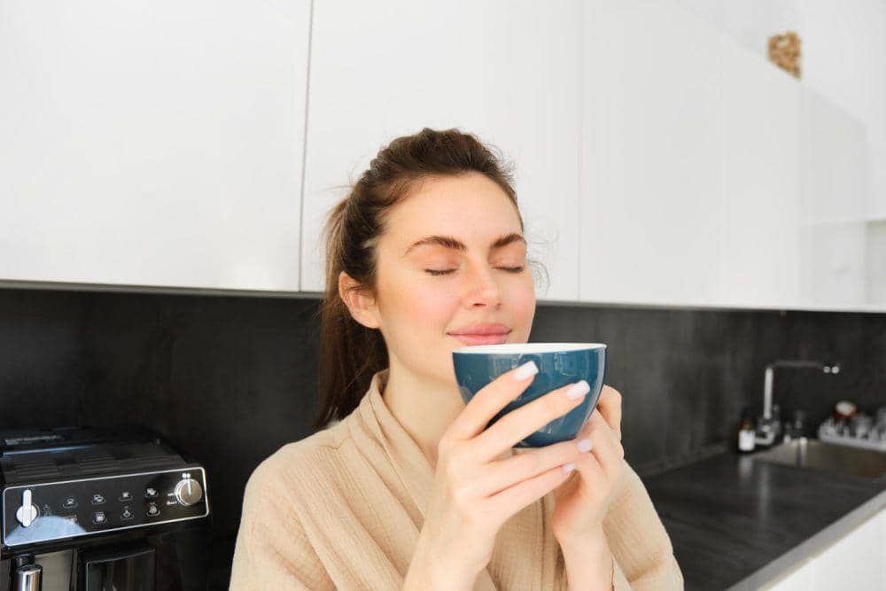 Ilustrasi wanita mencium aroma kopi (freepik.com/freepik)