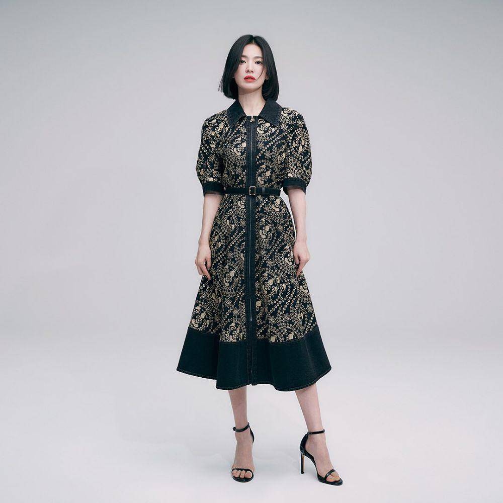 Inspirasi busana kerja ala Song Hye Kyo (instagram.com/michaachannel)