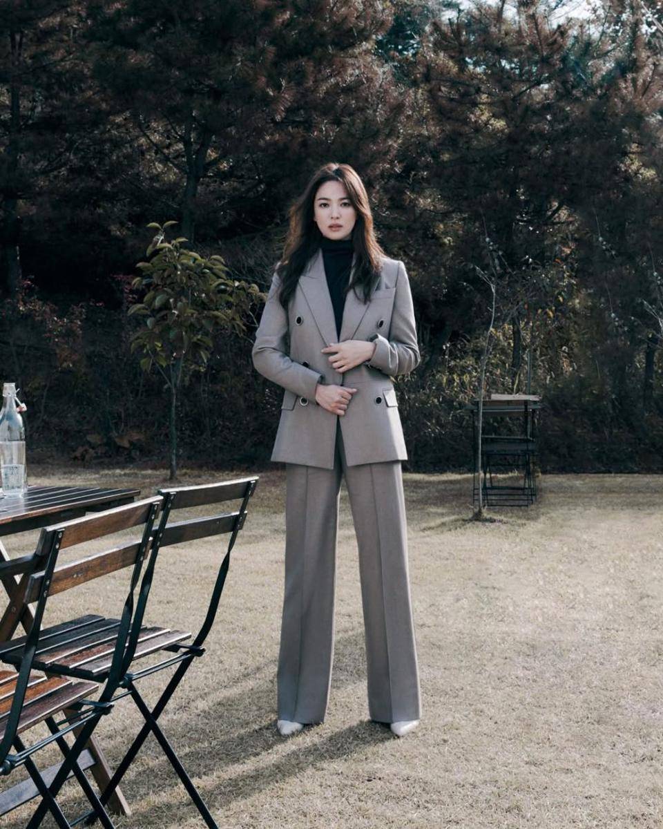 Inspirasi busana kerja ala Song Hye Kyo (instagram.com/michaachannel)