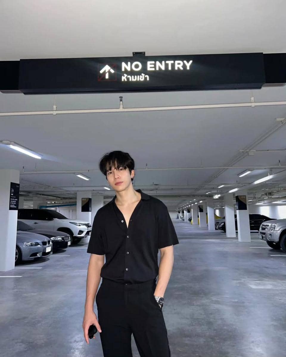 potret outfit easy to wear ala aktor Max Kornthas (instagram.com/mmaxmax)