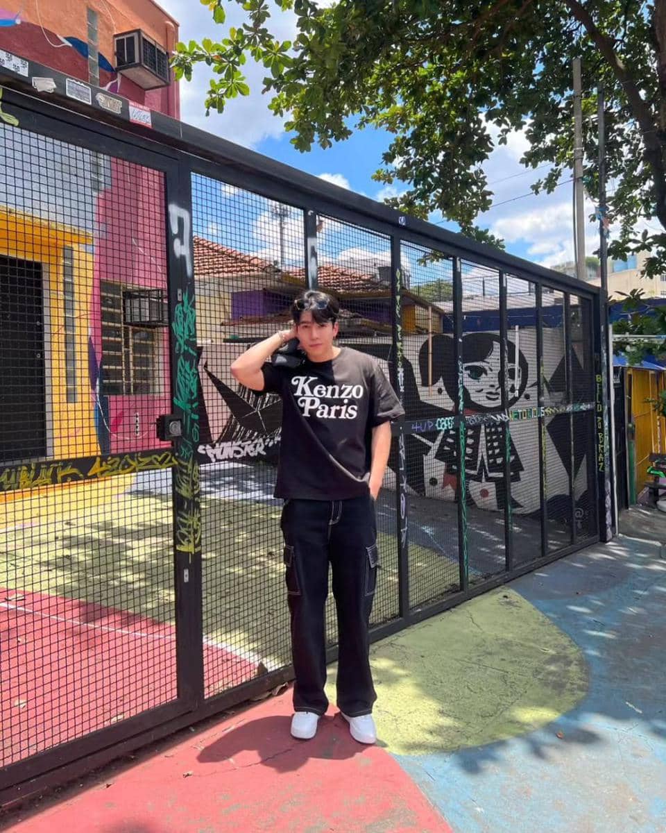 potret outfit easy to wear ala aktor Max Kornthas (instagram.com/mmaxmax)