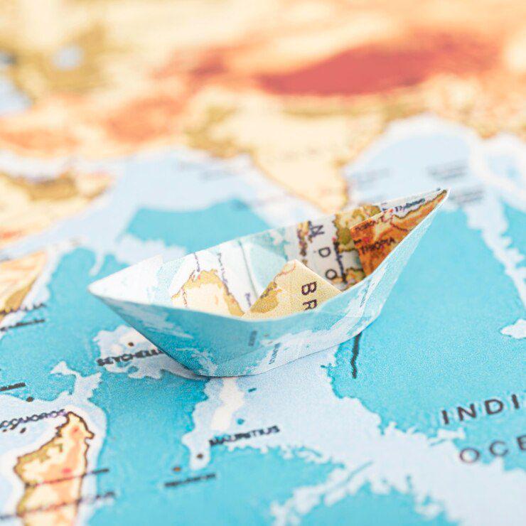 Ilustrasi perairan selat hormuz yang berdampak pada ekonomi global. Foto: Freepik.com