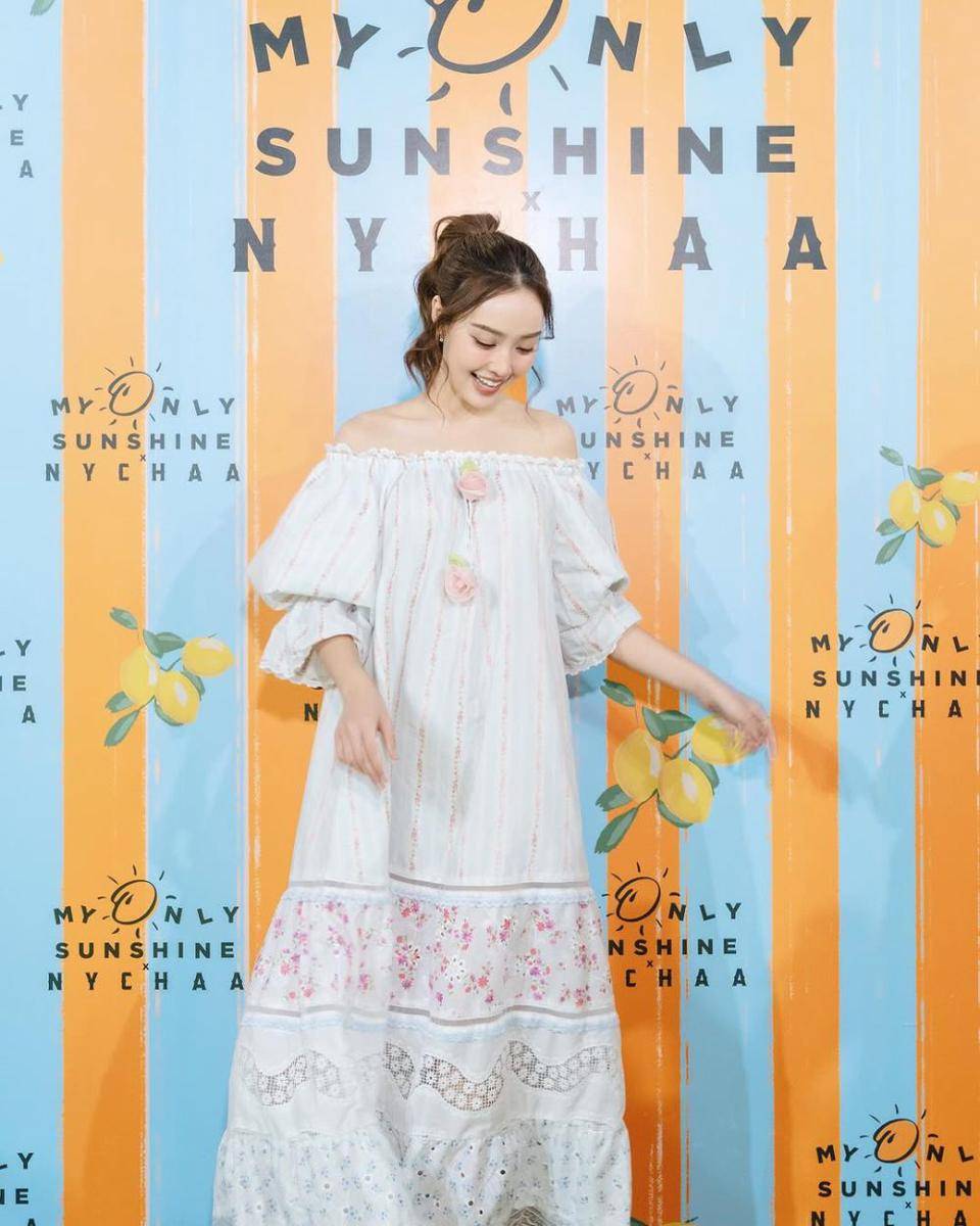 potret ide dress midi yang anggun ala Namtarn Pichukkana (instagram.com/p_namtarn)