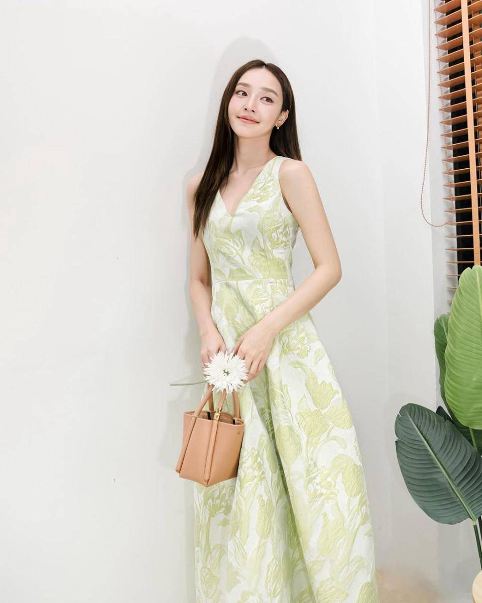 potret ide dress midi yang anggun ala Namtarn Pichukkana (instagram.com/p_namtarn)