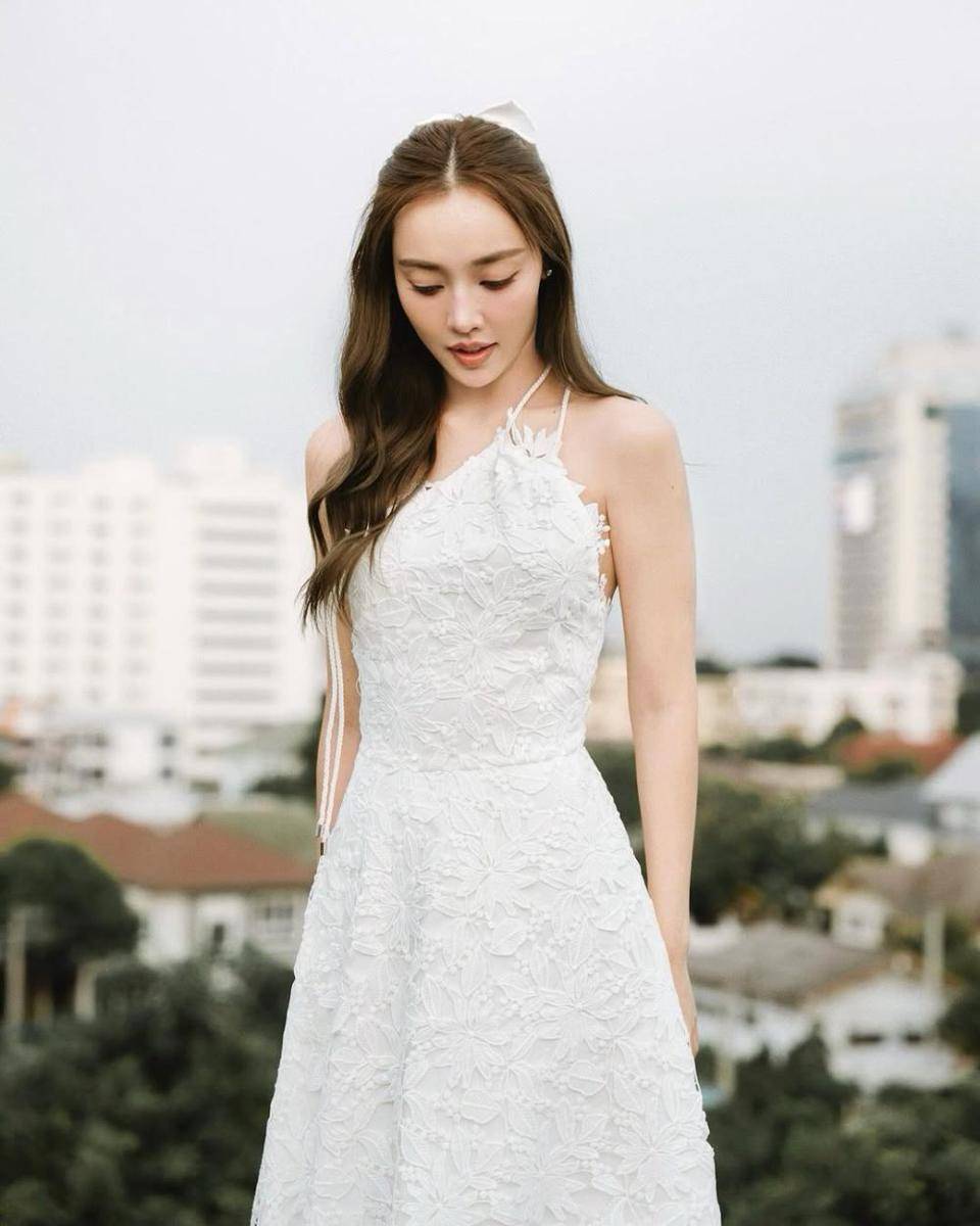 potret ide dress midi yang anggun ala Namtarn Pichukkana (instagram.com/p_namtarn)