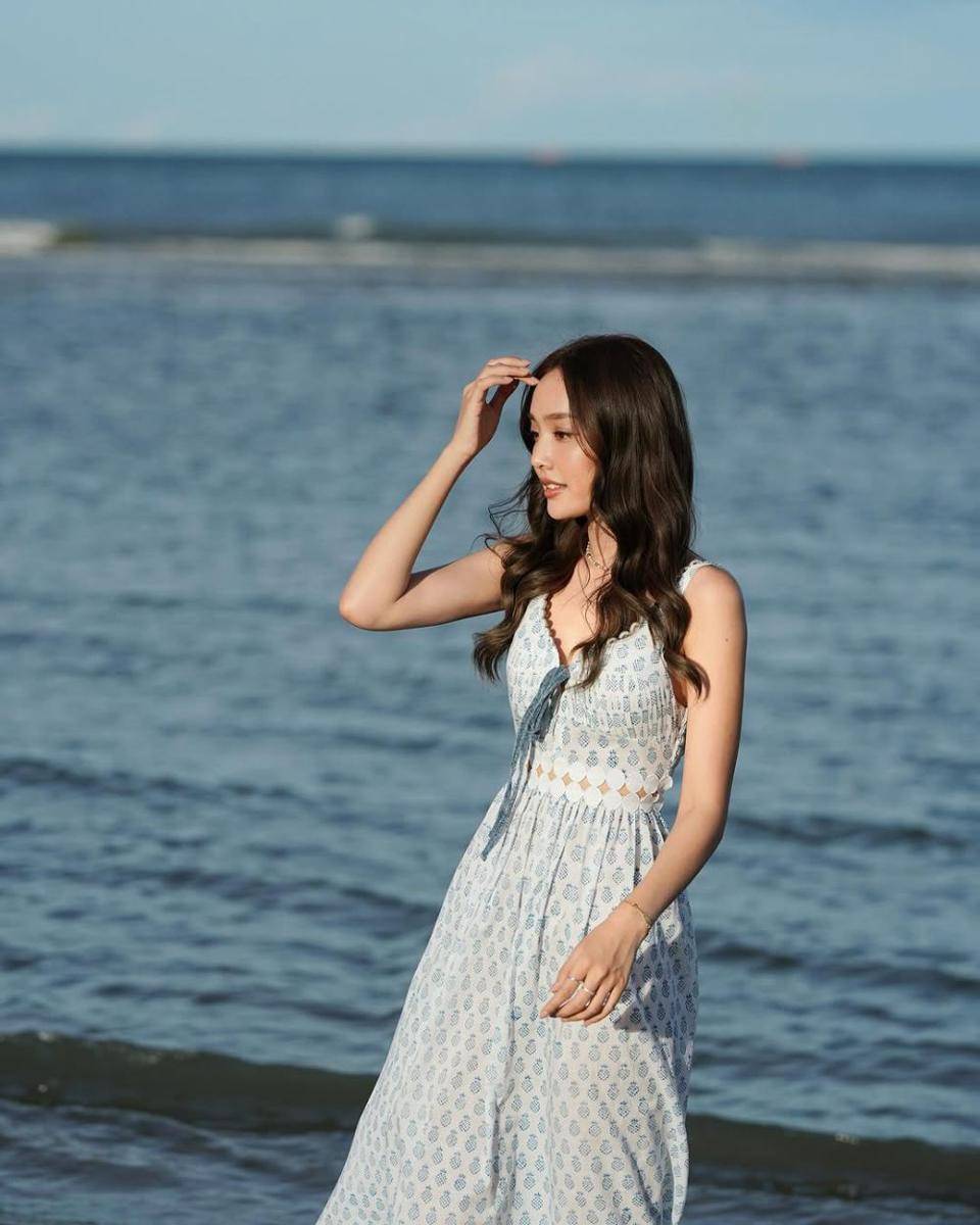 potret ide dress midi yang anggun ala Namtarn Pichukkana (instagram.com/p_namtarn)