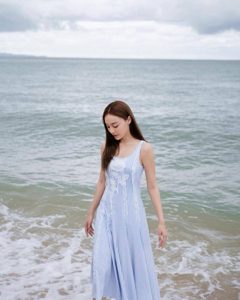 potret ide dress midi yang anggun ala Namtarn Pichukkana (instagram.com/p_namtarn)
