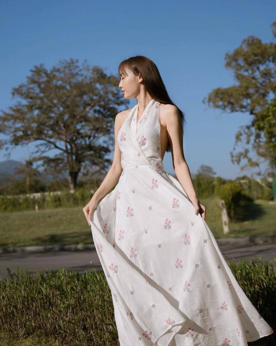 potret ide dress midi yang anggun ala Namtarn Pichukkana (instagram.com/p_namtarn)