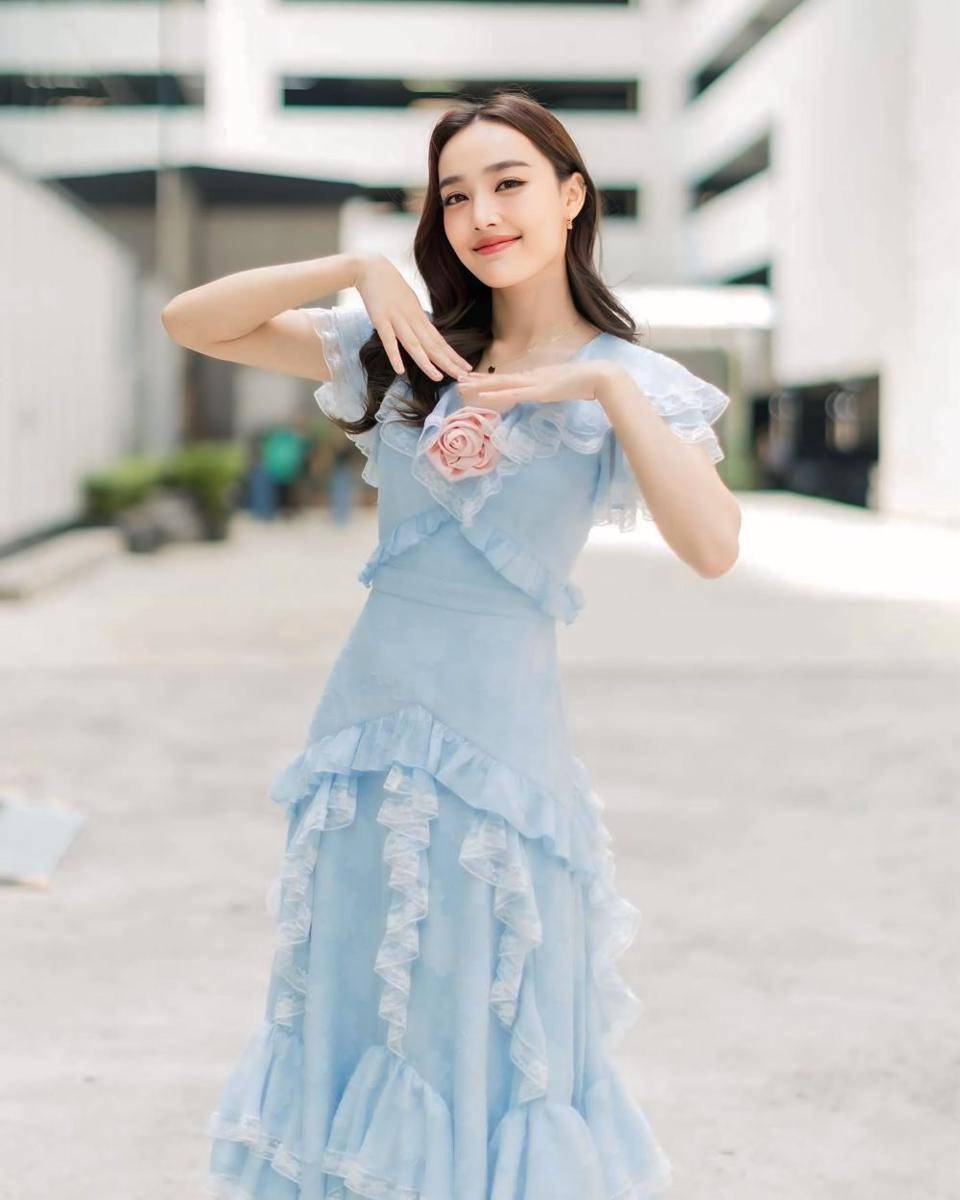 potret ide dress midi yang anggun ala Namtarn Pichukkana (instagram.com/p_namtarn)