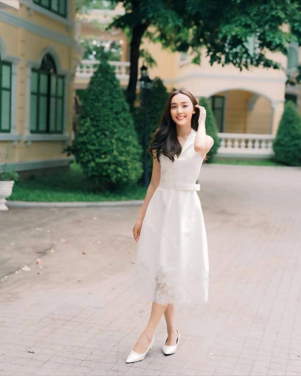 potret ide dress midi yang anggun ala Namtarn Pichukkana (instagram.com/p_namtarn)