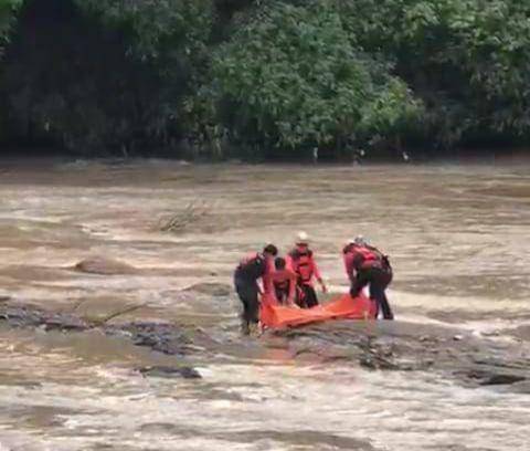 Tim BPDB Ponorogo evakuasi jasad wanita dari tengah bengawan yang banjir. IDN Times/ Istimewa.