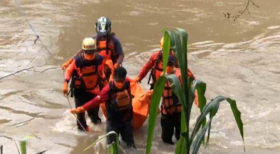 Tim BPDB Ponorogo evakuasi jasad wanita dari tengah bengawan yang banjir. IDN Times/ Istimewa.