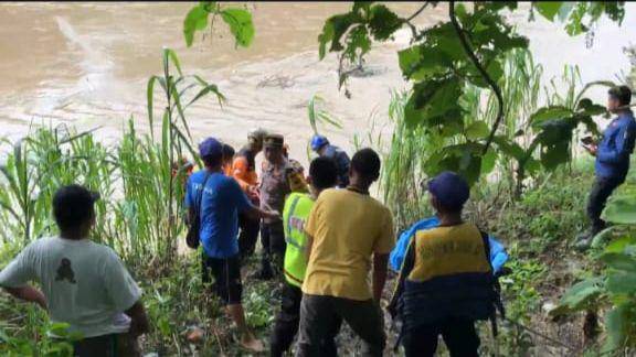 Tim BPDB Ponorogo evakuasi jasad wanita dari tengah bengawan yang banjir. IDN Times/ Istimewa.