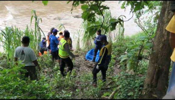 Tim BPDB Ponorogo evakuasi jasad wanita dari tengah bengawan yang banjir. IDN Times/ Istimewa.