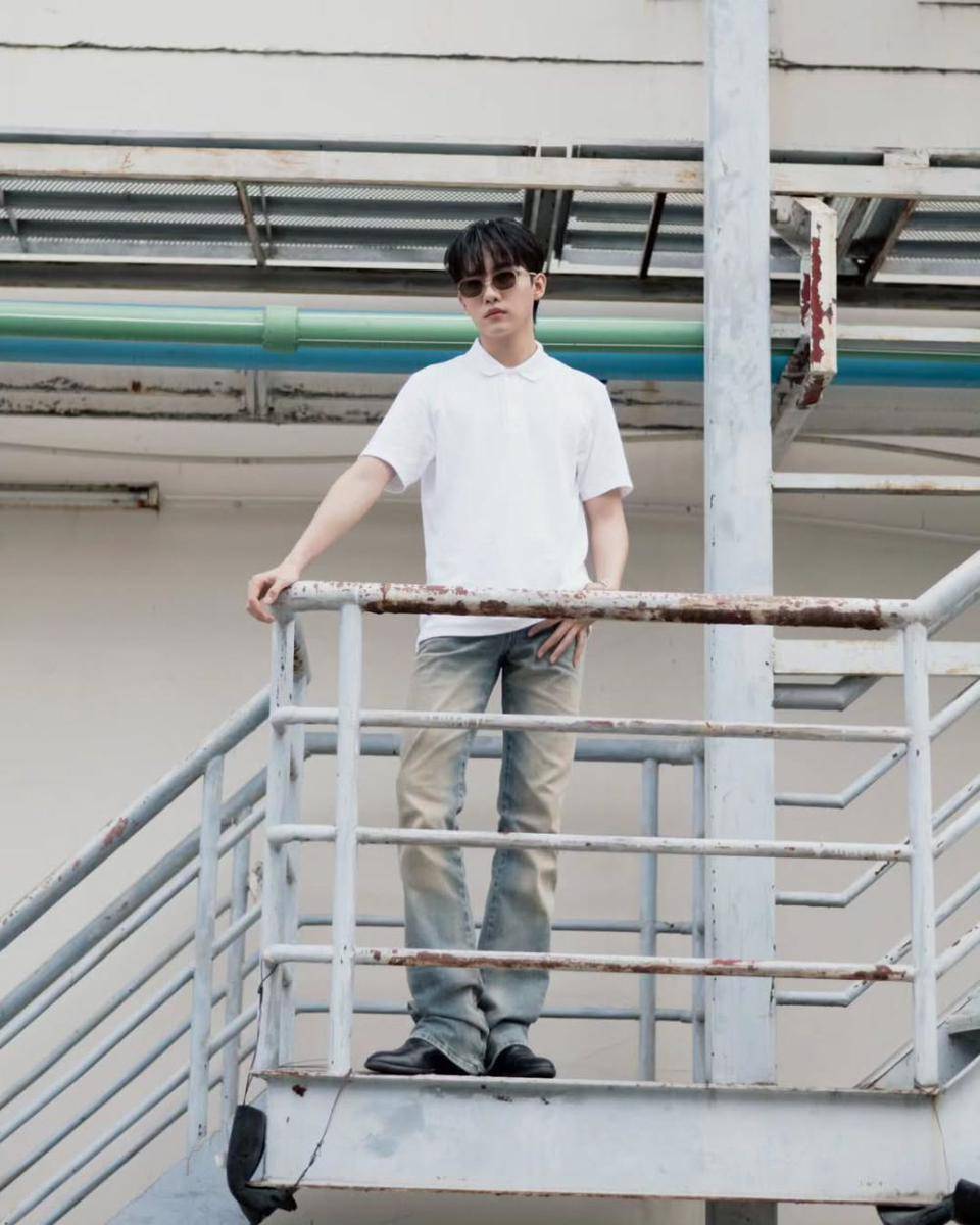 outfit polo shirt ala Mark Siwat (instagram.com/marksiwat)