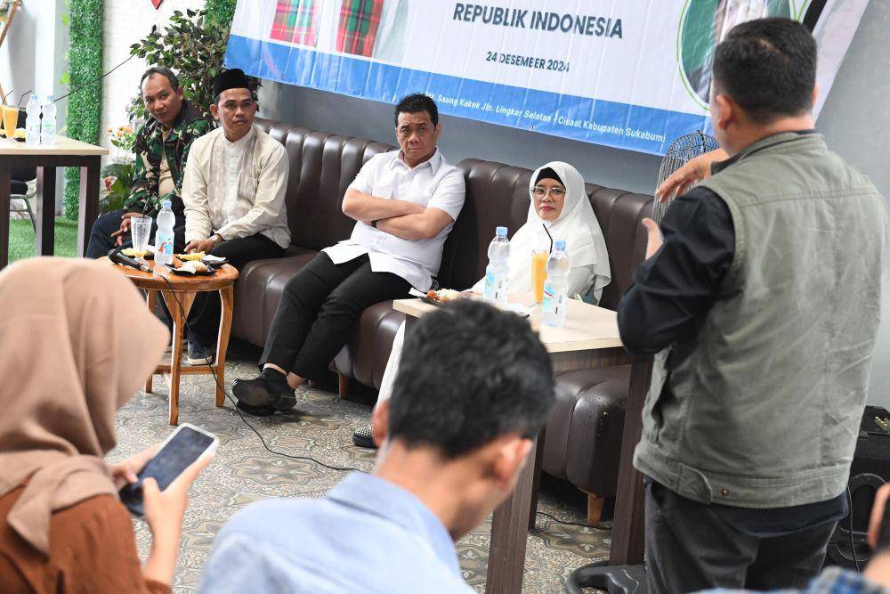 Wamendesa PDT Ahmad Riza Patria memastikan kementeriannya akan all out bantu relokasi rumah warga terdampak bencana pergerakan tanah di Sukabumi, Jawa Barat. (Dok. Kemendes PDT)