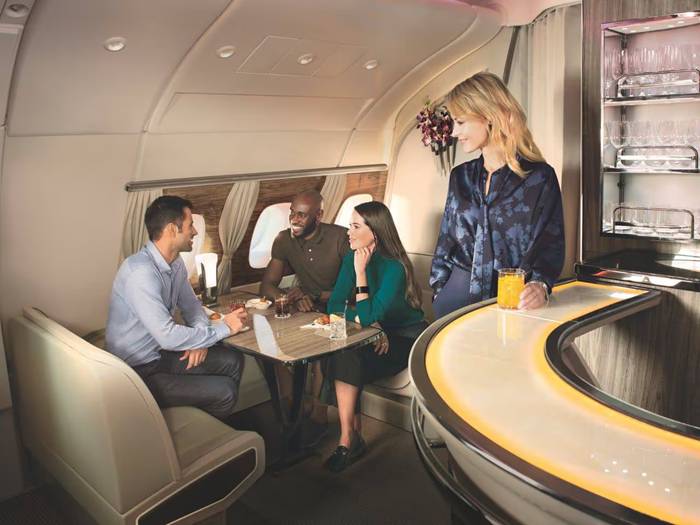Potret on board lounge di maskapai Emirates (emirates.com)