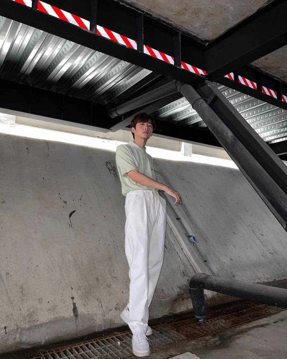 outfit polo shirt ala Mark Siwat (instagram.com/marksiwat)