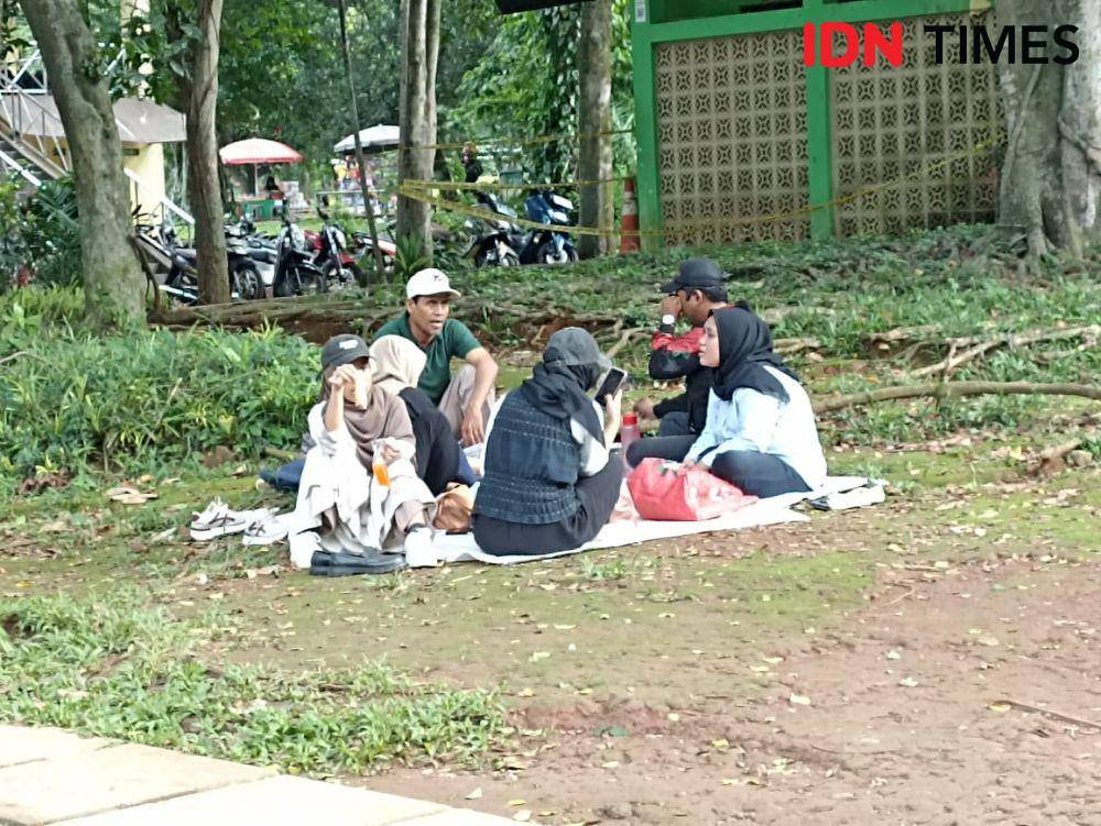 Pengunjung sedang bersantai di Taman Margasatwa Ragunan