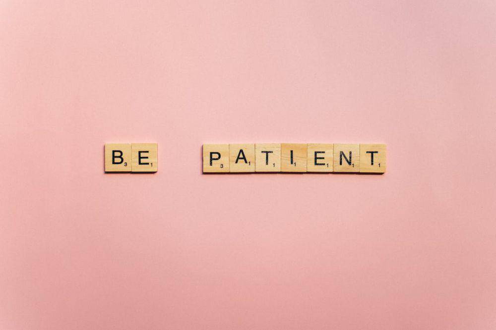 tulisan be patient (pexels.com/Anna Tarazevich)