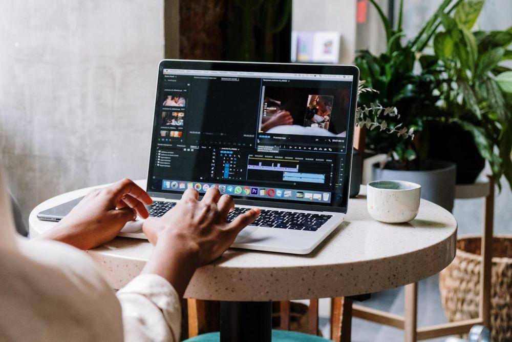 Ilustrasi Seorang Yang Sedang Mengedit Video Di Laptop (Pexels.com/cottonbro studio)
