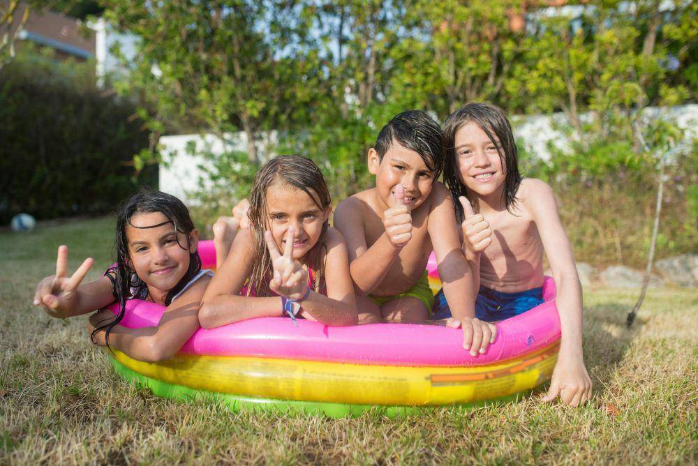 ilustrasi anak-anak bermain di kolam air mini (pexels.com/Kampus Production)