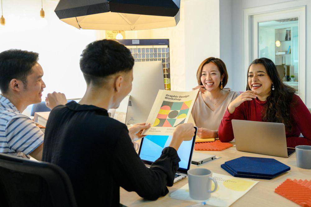 ilustrasi tertawa di kantor (pexels.com/Ketut Subiyanto)