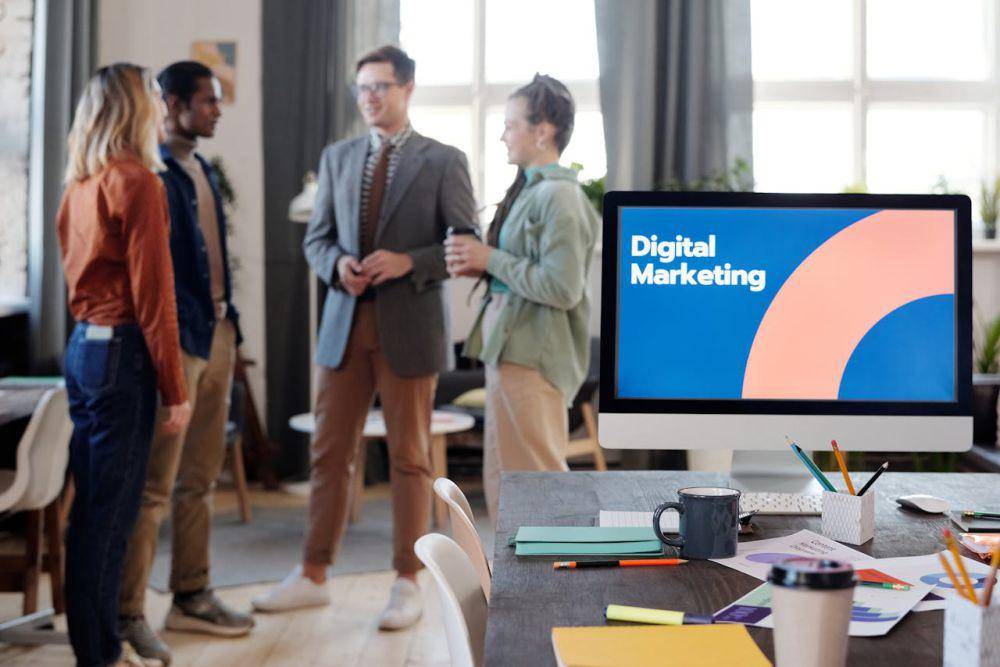 Ilustrasi empat orang yang sedang membahas digital marketing (Pexels.com/Mikael Blomkvist)