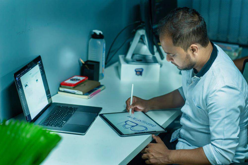 Ilustrasi seorang pria yang sedang menggambar di ipad (Pexels.com/Ofspace LLC, Culture)