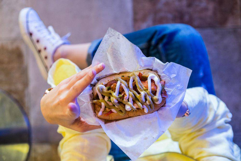 ilustrasi makan makanan cepat saji (pexels.com/The Lazy Artist Gallery)