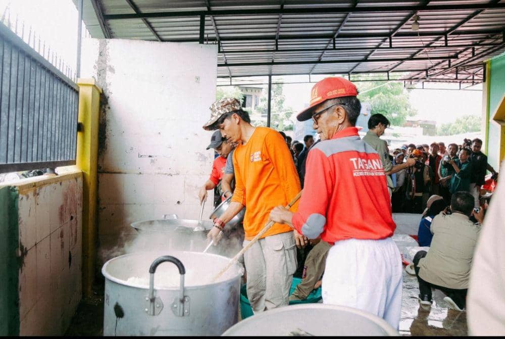 Dapur Umum Kemensos di Makassar Layani Ribuan Pengungsi Banjir