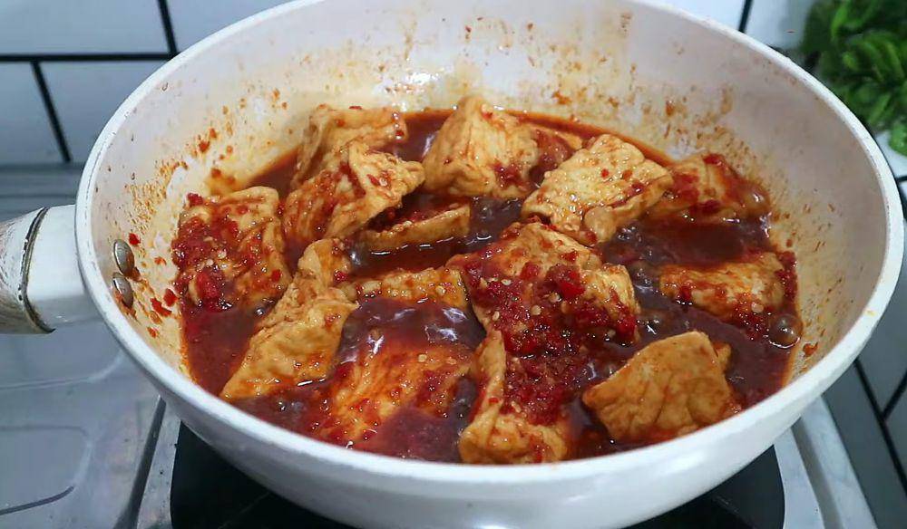 ilustrasi memasak tumis tahu sambal kecap pedas (YouTube.com/Ardiyanti Ulyana)