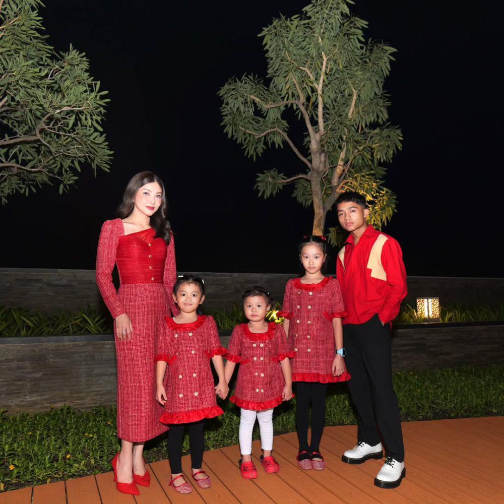 7 Potret Perayaan Natal Sarwendah Bersama Keluarga
