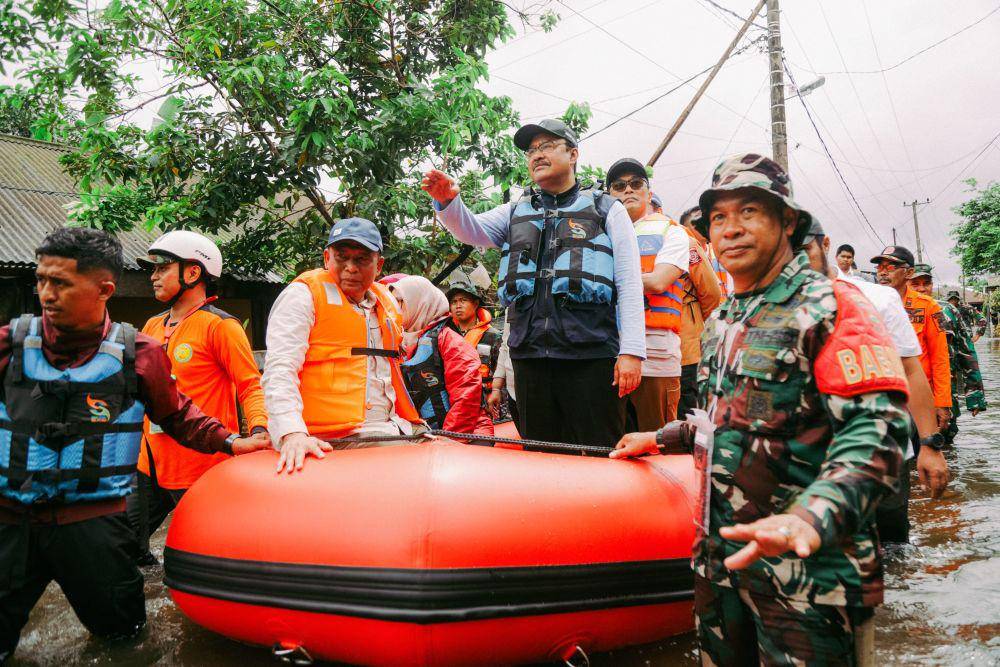 Menteri Sosial Saifullah Yusuf meninjau beberapa lokasi penanganan banjir yang melanda wilayah Kota Makassar, Sulawesi Selatan, Rabu (25/12/2024). (Dok. Istimewa)