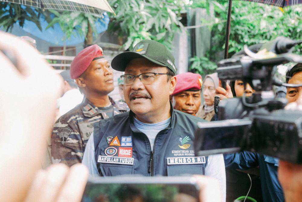 Menteri Sosial Saifullah Yusuf meninjau beberapa lokasi penanganan banjir yang melanda wilayah Kota Makassar, Sulawesi Selatan, Rabu (25/12/2024). (Dok. Istimewa)